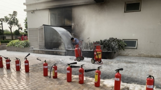 Cư dân bất an vì kẻ lạ mặt nhiều lần mang xăng vào đốt dưới sảnh