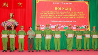 Khen thưởng tập thể, cá nhân học tập và làm theo tư tưởng, đạo đức, phong cách Hồ Chí Minh