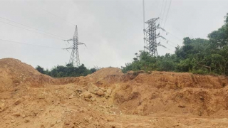 Ngang nhiên khai thác đất sát trụ điện cao thế