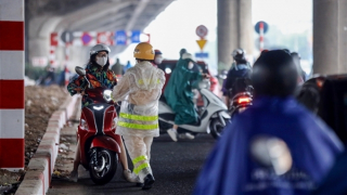 CSGT bắt không xuể xe máy chạy ngược chiều làn đường Nguyễn Xiển mở rộng