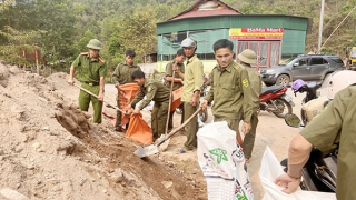 Công an vượt sông "cõng" vật liệu xây nhà cho người nghèo