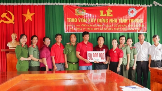 Công an Vĩnh Long trao tiền xây dựng nhà tình thương tặng hộ nghèo