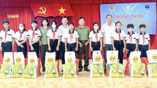 Thăm khám bệnh, cấp phát thuốc miễn phí và tặng quà người dân khó khăn