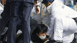 Khoảnh khắc vật thể lạ phát nổ gần Thủ tướng Nhật Bản