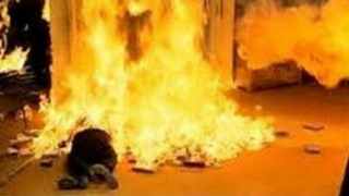 Khởi tố kẻ đổ xăng châm lửa đốt vợ