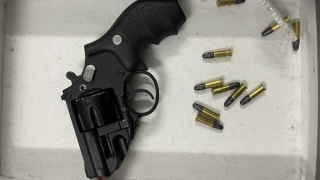 Khẩu súng cùng 10 viên đạn được phát hiện qua máy soi chiếu sân bay