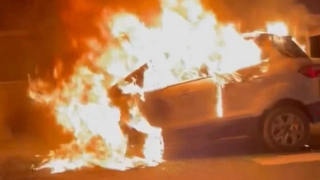 Ô tô bốc cháy trơ khung trên Vành đai 3 trên cao