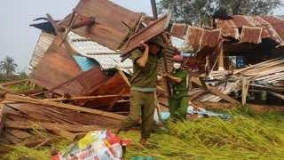 Công an huyện giúp dân khắc phục hậu quả thiên tai