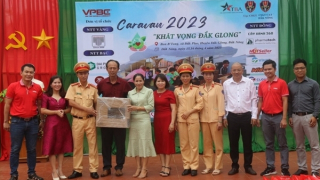 Công an Đắk Nông, Cục CSGT trao tặng quà cho học sinh vùng khó khăn