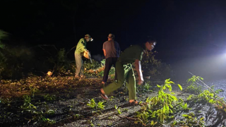 Công an xã tích cực cùng dân khắc phục hậu quả do giông lốc