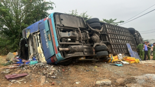 Xe khách lao qua dải phân cách, lật nghiêng