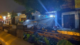 Tàu hỏa nghiền nát xe máy, cô gái trẻ tử vong