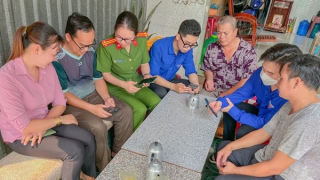 Đến từng nhà hỗ trợ người dân cài đặt, kích hoạt tài khoản định danh điện tử