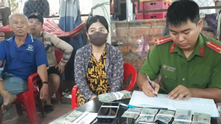 Vợ chồng chủ quán cà phê tham gia đá gà ăn tiền cùng khách