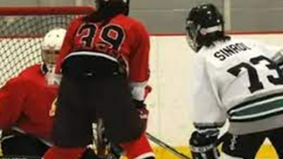 Nữ vận động viên khúc côn cầu cao niên nhất