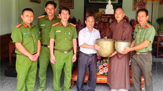 Trao trả hiện vật quý bị trộm của nhà chùa