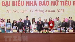 Nhà báo nữ Việt Nam là “những bông lau bằng thép”
