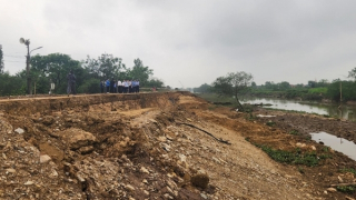Đê tả sông Càn đang thi công thì sạt trượt nghiêm trọng