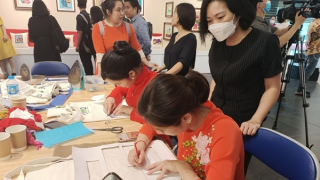 Triển lãm tranh ghép vải lụa của người khuyết tật