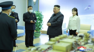 Con gái ông Kim Jong-un tháp tùng cha ra lệnh phóng vệ tinh do thám