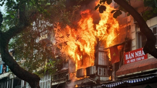 Cháy lớn nhà dân trên phố cổ Hà Nội