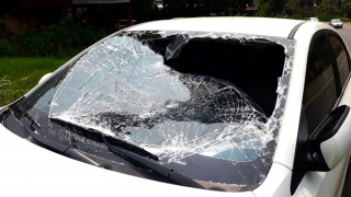 Vừa rời tòa án, luật sư bị chặn đường đập phá xe ôtô