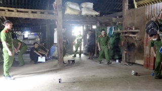 Dùng dao chém vợ con rồi tự sát trong phòng ngủ