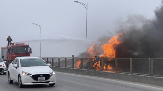 Ô tô cháy ngùn ngụt khi đang lưu thông trên cầu vượt