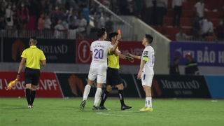 Văn Quyết bị phạt nặng vì lỗi phản ứng trọng tài