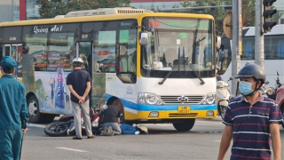 Xe buýt va chạm với xe máy chạy cùng chiều, một phụ nữ tử vong