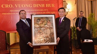 Chủ tịch Quốc hội Vương Đình Huệ gặp Viện Cuba hữu nghị với các dân tộc