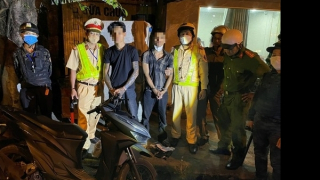 Chạy xe không biển số mang theo ma tuý