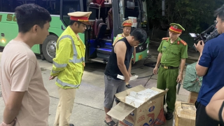 Bắt giữ xe khách vận chuyển gần 10.000 gói thuốc lá Jet nhập lậu