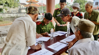 Học viện CSND phối hợp khám bệnh miễn phí và tặng quà người dân Nam Đàn