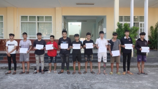 Tạm giữ 13 đối tượng tụ tập đua xe, chống người thi hành công vụ