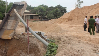 Đình chỉ hoạt động, buộc di dời bãi cát, đá vì xả thải ra sông