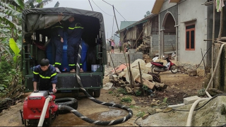 Công an mang nước về vùng đất khát giúp dân