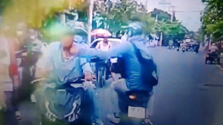 Giật dây chuyền của người đi xe máy chờ đèn đỏ