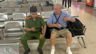 Thiếu uý Công an phường giúp du khách Tây Ban Nha thoát cảnh cơ nhỡ