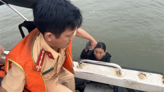 CSGT cứu người phụ nữ bị rơi xuống sông Hồng