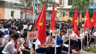 Tuyên truyền viên cảnh báo tác hại thuốc lá điện tử trong học sinh