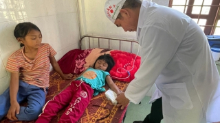 Cấp cứu kịp thời 2 cháu bé bị ngộ độc sau khi ăn nấm lạ