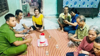 Công an xã đưa người dân hòa vào dòng chảy chuyển đổi số