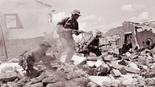 Hố bom đỏ mắt, trắng đèo bông lau...