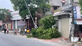 Bị nổ lốp, xe container chui tọt vào cửa hàng xe máy
