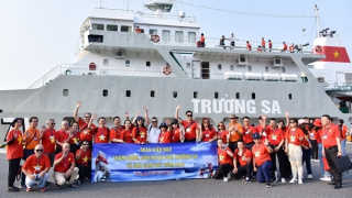 Đoàn kiều bào thăm huyện đảo Trường Sa và Nhà giàn DK1