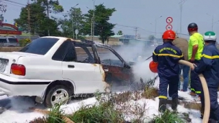 Xe hơi bất ngờ bốc cháy trên quốc lộ, hai người kịp bung cửa thoát thân