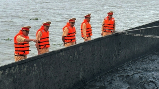 Bắt giữ tàu chở khoảng 2.000 tấn than bùn nhiệt thấp khai thác lậu