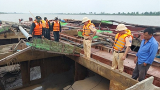 Cảnh sát mật phục bắt 3 tàu khai thác cát trái phép trong đêm