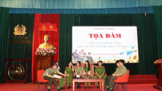 Tọa đàm "Tiếp lửa khát vọng trở thành người chiến sĩ Công an" cho học sinh Trường Văn hoá